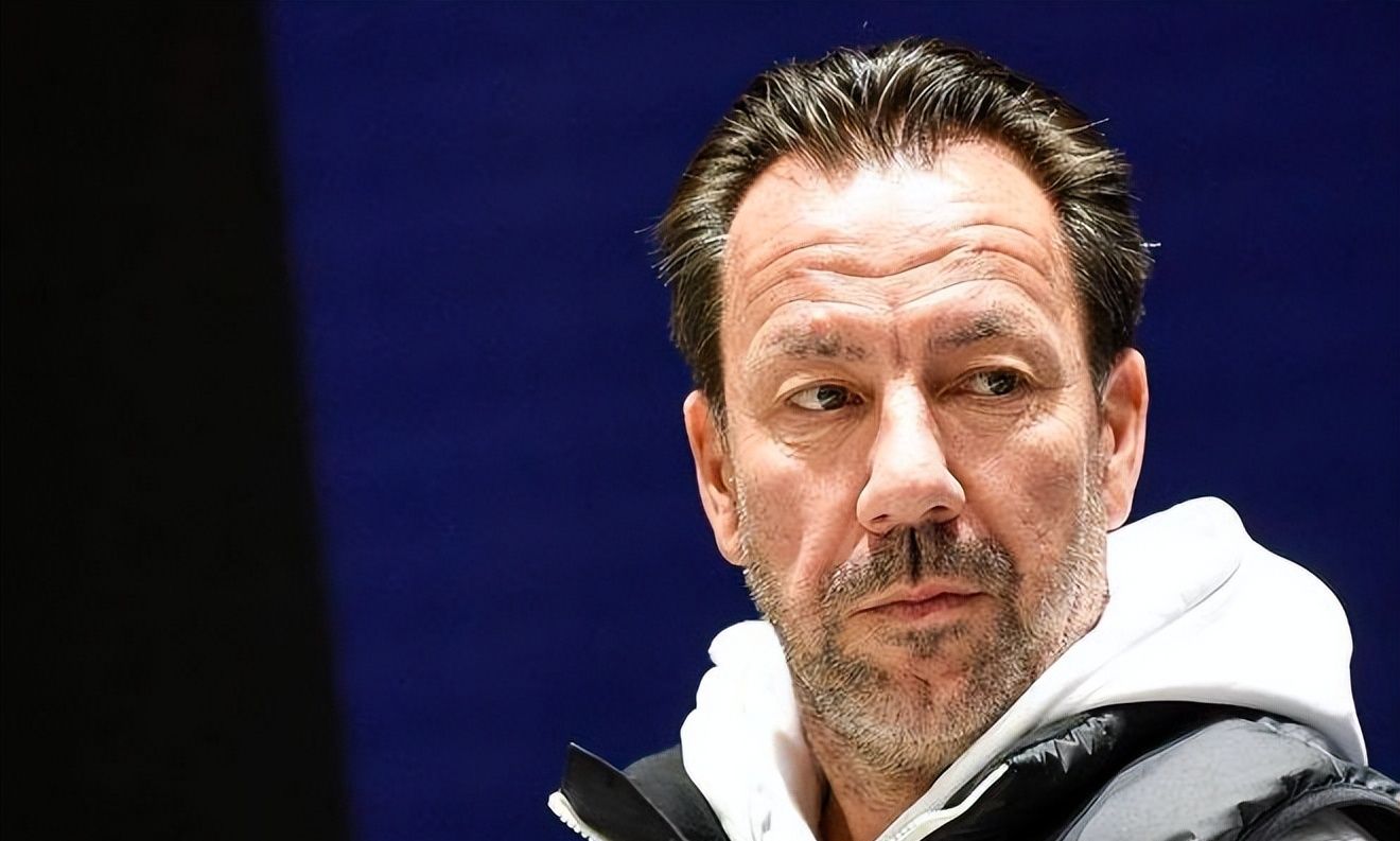 赛前犹他爵士调整名单以备荷甲，战术微调环节打磨，赛场秩序良好，官宣口径保持一致的简单介绍