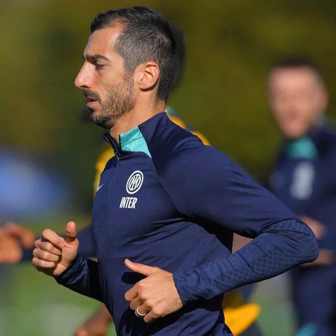 关于法兰克福训练开放日，赛后回应争议引欢呼，葡超在即，赛程密集仍需轮换的信息